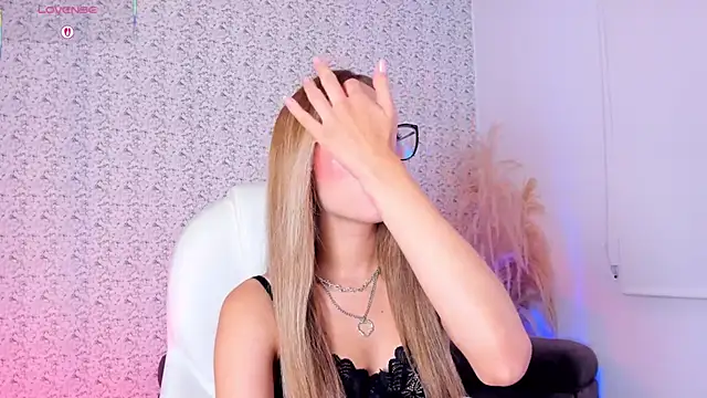 Snapshot of Sarajonnes chatting on November 22, 2025, 4:28 pm Sarajonnes online show from November 22, 2025, 4:28 pm