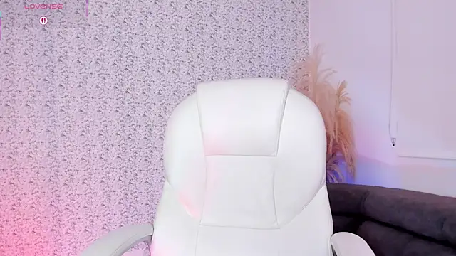 Snapshot of Sarajonnes chatting on November 21, 2025, 4:28 pm Sarajonnes online show from November 21, 2025, 4:28 pm