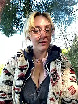 Snapshot of SherryOutdoor1 chatting on April 22, 2026, 7:48 am SherryOutdoor1 online show from April 22, 2026, 7:48 am