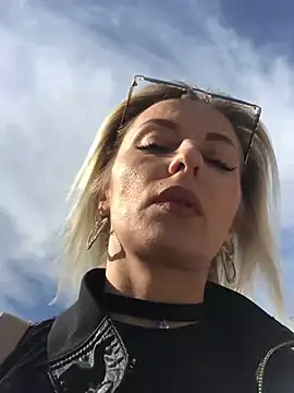 Snapshot of Diamond_Bunny_ chatting on March 8, 2025, 1:03 pm Diamond Bunny online show from March 8, 2025, 1:03 pm