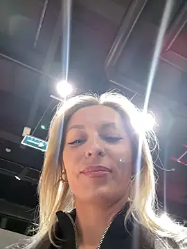 Snapshot of Diamond_Bunny_ chatting on November 19, 2025, 3:01 pm Diamond Bunny online show from November 19, 2025, 3:01 pm