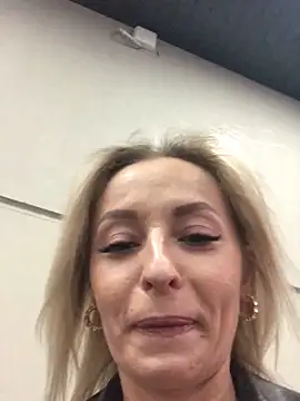 Snapshot of Diamond_Bunny_ chatting on October 25, 2025, 3:12 pm Diamond Bunny online show from October 25, 2025, 3:12 pm