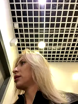 Snapshot of Diamond_Bunny_ chatting on December 16, 2025, 12:53 pm Diamond Bunny online show from December 16, 2025, 12:53 pm