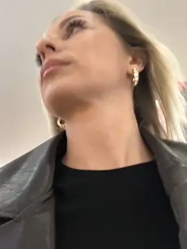 Snapshot of Diamond_Bunny_ chatting on September 28, 2025, 4:03 pm Diamond Bunny online show from September 28, 2025, 4:03 pm