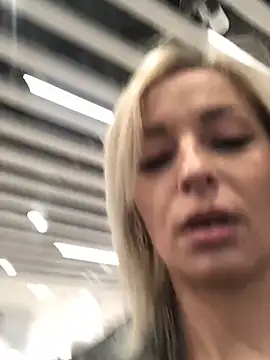 Snapshot of Diamond_Bunny_ chatting on October 22, 2025, 3:00 pm Diamond Bunny online show from October 22, 2025, 3:00 pm