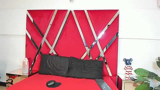 Milanxht online show from November 3, 2025, 8:34 pm