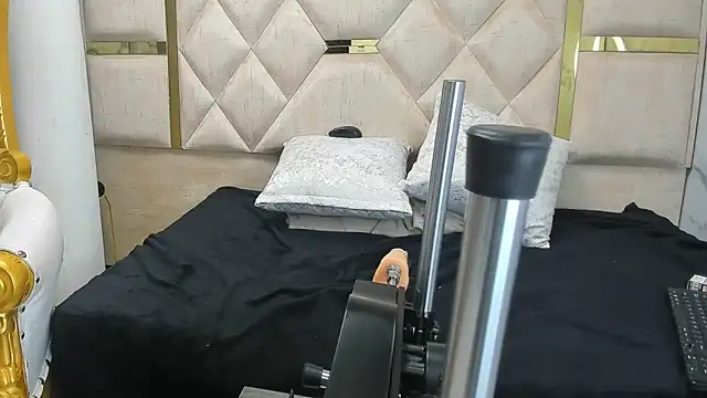 Snapshot of Criistaal_ chatting on March 5, 2025, 4:13 am Criistaal  online show from March 5, 2025, 4:13 am