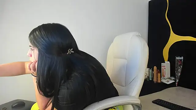 Snapshot of Criistaal_ chatting on March 10, 2025, 5:22 am Criistaal  online show from March 10, 2025, 5:22 am