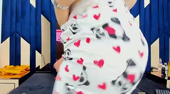 Snapshot of Criistaal_ chatting on January 19, 2025, 4:12 am Criistaal  online show from January 19, 2025, 4:12 am