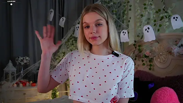 Snapshot of EdlinAlliston chatting on October 27, 2025, 1:45 pm EdlinAlliston online show from October 27, 2025, 1:45 pm