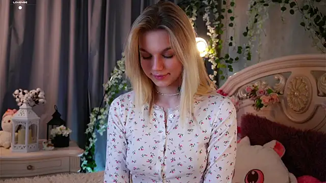 Snapshot of EdlinAlliston chatting on November 8, 2025, 1:25 pm EdlinAlliston online show from November 8, 2025, 1:25 pm