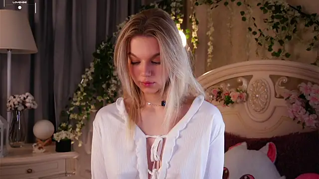 Snapshot of EdlinAlliston chatting on November 14, 2025, 2:43 pm EdlinAlliston online show from November 14, 2025, 2:43 pm