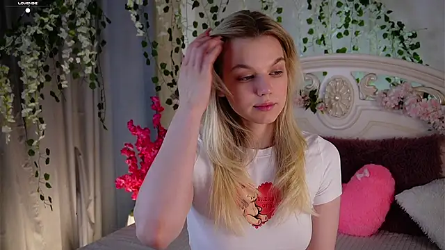 Snapshot of EdlinAlliston chatting on October 20, 2025, 2:06 pm EdlinAlliston online show from October 20, 2025, 2:06 pm