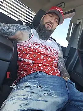 Snapshot of Beardedtattood chatting on June 2, 2026, 1:44 pm Beardedtattood online show from June 2, 2026, 1:44 pm