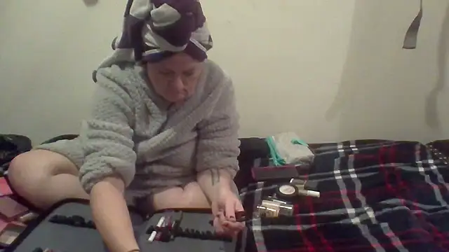 Snapshot of esadmisfit1 chatting on February 8, 2025, 9:13 am esadmisfit1 online show from February 8, 2025, 9:13 am