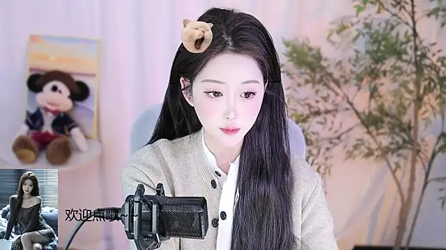 Snapshot of Arwyn-rr chatting on February 16, 2025, 2:21 pm Arwyn-rr online show from February 16, 2025, 2:21 pm