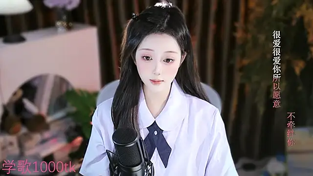 Snapshot of Arwyn-rr chatting on September 9, 2025, 1:42 pm Arwyn-rr online show from September 9, 2025, 1:42 pm