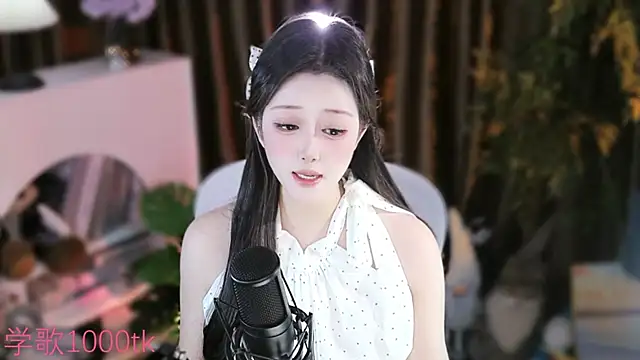 Snapshot of Arwyn-rr chatting on September 14, 2025, 1:44 pm Arwyn-rr online show from September 14, 2025, 1:44 pm