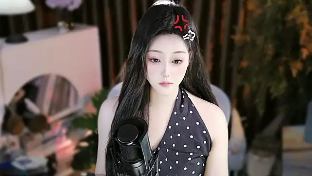 Snapshot of Arwyn-rr chatting on October 21, 2025, 8:25 am Arwyn-rr online show from October 21, 2025, 8:25 am