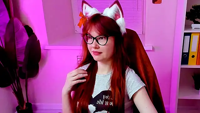 Snapshot of CarolGiggly chatting on November 17, 2025, 8:35 pm CarolGiggly online show from November 17, 2025, 8:35 pm