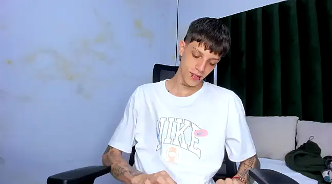 Snapshot of Adam_hard_ chatting on December 3, 2024, 8:55 pm Adam hard  online show from December 3, 2024, 8:55 pm