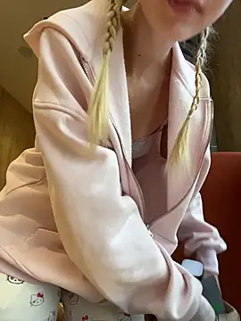 Snapshot of Lia__Love chatting on October 28, 2025, 12:15 pm Lia Love online show from October 28, 2025, 12:15 pm