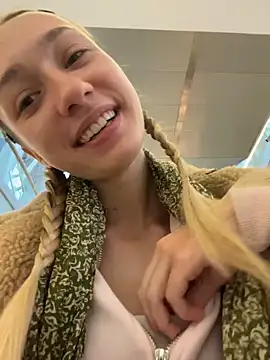 Snapshot of Lia__Love chatting on October 5, 2025, 12:07 pm Lia Love online show from October 5, 2025, 12:07 pm