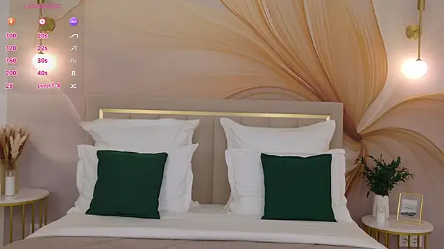 milaleoneli online show from April 18, 2026, 2:41 pm