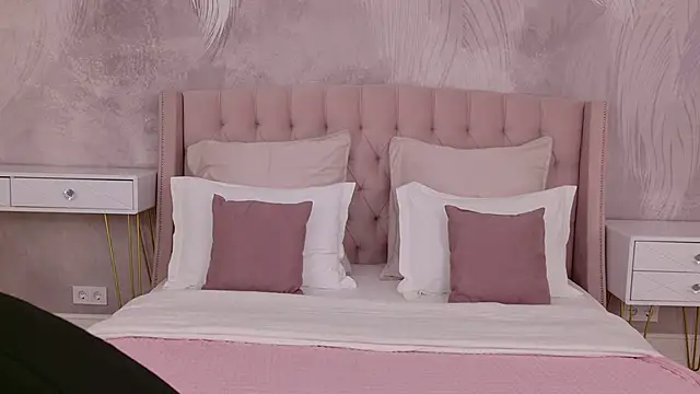 Snapshot of milaleoneli chatting on February 22, 2026, 3:02 pm milaleoneli online show from February 22, 2026, 3:02 pm