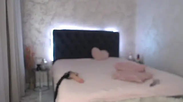 queenzoora online show from February 10, 2025, 6:56 pm