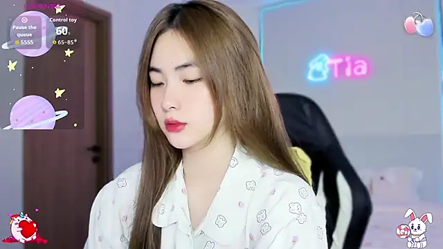 CelestiaWang online show from September 18, 2025, 12:19 pm