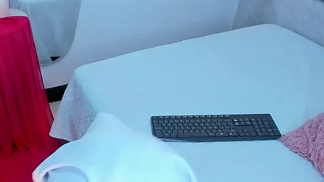 Snapshot of naomiii__ chatting on November 20, 2025, 11:33 am naomiii online show from November 20, 2025, 11:33 am