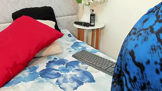 Snapshot of naomiii__ chatting on November 13, 2025, 11:47 am naomiii online show from November 13, 2025, 11:47 am