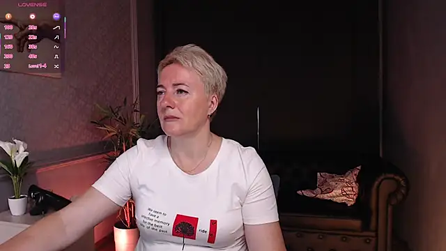 Snapshot of Nika_Smit chatting on July 5, 2026, 5:14 am Nika Smit online show from July 5, 2026, 5:14 am
