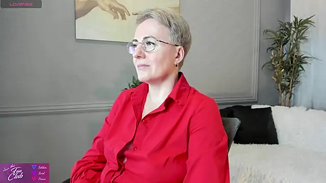 Snapshot of Nika_Smit chatting on February 15, 2025, 11:50 am Nika Smit online show from February 15, 2025, 11:50 am