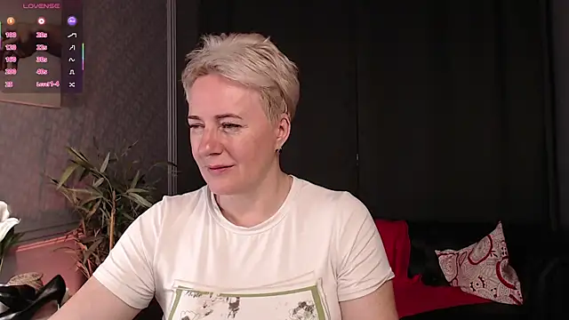 Snapshot of Nika_Smit chatting on July 10, 2026, 8:14 am Nika Smit online show from July 10, 2026, 8:14 am