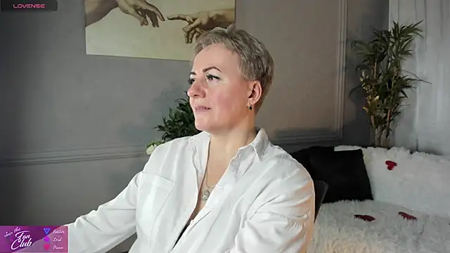 Snapshot of Nika_Smit chatting on February 14, 2025, 11:31 am Nika Smit online show from February 14, 2025, 11:31 am