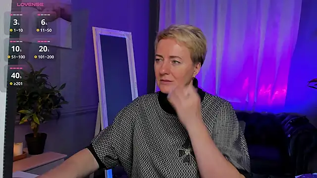 Snapshot of Nika_Smit chatting on November 9, 2025, 5:11 am Nika Smit online show from November 9, 2025, 5:11 am