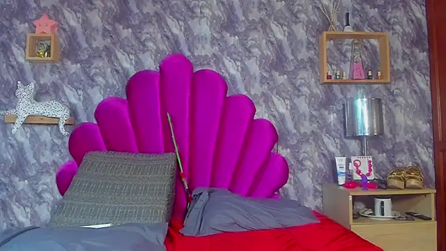 Snapshot of EMMAPARISS chatting on November 18, 2025, 2:42 pm EMMAPARISS online show from November 18, 2025, 2:42 pm