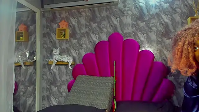 Snapshot of EMMAPARISS chatting on October 29, 2025, 11:31 am EMMAPARISS online show from October 29, 2025, 11:31 am