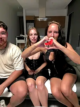 Snapshot of MrAndMrsSavage chatting on October 17, 2025, 6:10 pm MrAndMrsSavage online show from October 17, 2025, 6:10 pm