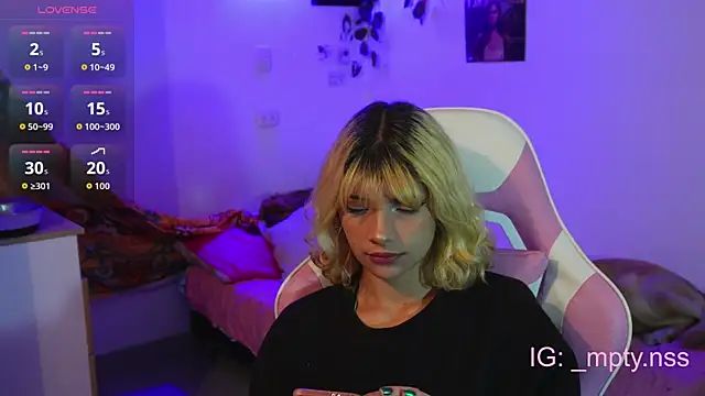 Snapshot of HiScarlett chatting on October 2, 2025, 11:30 pm HiScarlett online show from October 2, 2025, 11:30 pm