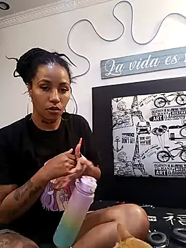 Snapshot of devi_black13_ chatting on December 5, 2024, 3:20 am devi black13  online show from December 5, 2024, 3:20 am