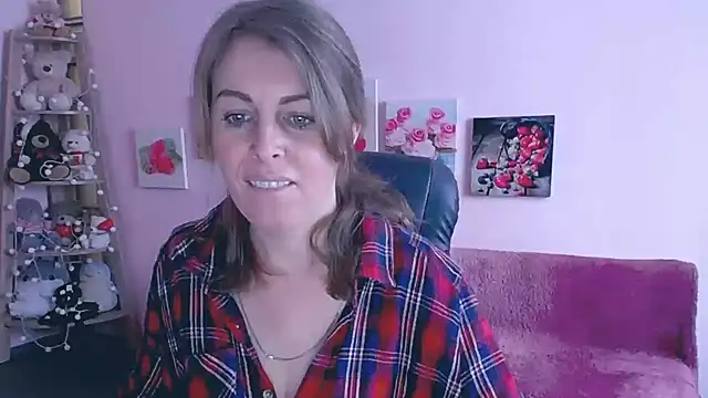 Hot Milady online show from March 19, 2025, 8:12 am