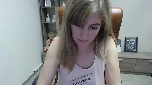 Hot Milady online show from November 17, 2025, 8:40 am