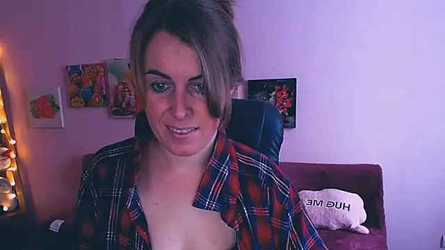 Hot Milady online show from February 12, 2025, 8:06 am