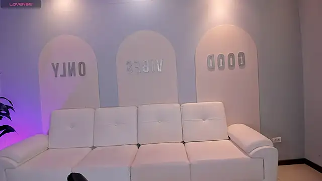 ValeriaRoldanX online show from April 19, 2026, 10:27 am