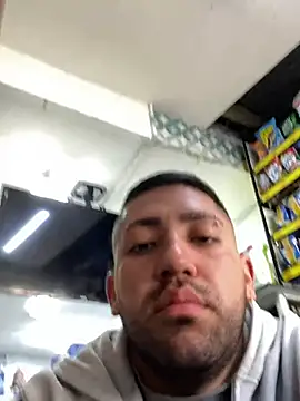 JuanZapata33 online show from April 9, 2026, 10:05 pm