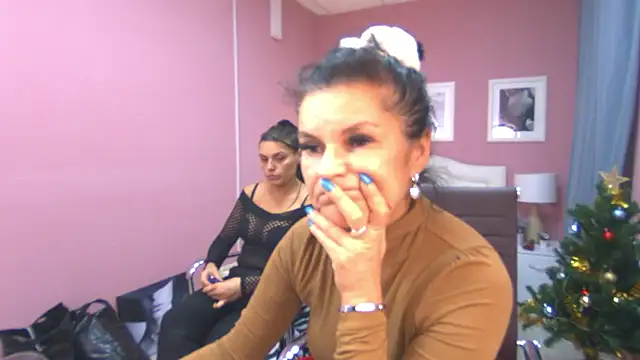 Snapshot of EricaAndPenelopa chatting on December 5, 2024, 8:38 pm EricaAndPenelopa online show from December 5, 2024, 8:38 pm