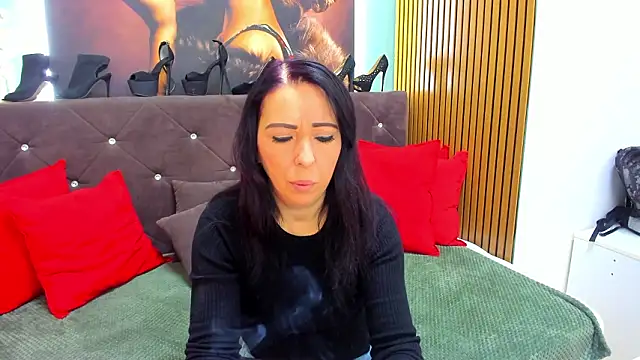 Snapshot of LauraSin chatting on February 19, 2026, 7:00 pm LauraSin online show from February 19, 2026, 7:00 pm